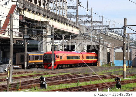 大宮総合車両センターにて検査中の253系電車（埼玉県さいたま市大宮区） 135483057