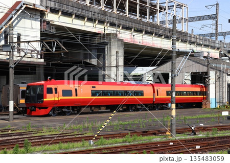 大宮総合車両センターにて検査中の253系電車（埼玉県さいたま市大宮区） 135483059