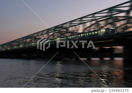 夕暮れの荒川を渡る京浜東北線E233系電車(埼玉県川口市) 夕暮れの荒川を渡る京浜東北線E233系電車(埼玉県川口市) 135483173