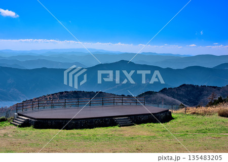 四国カルストから見える四国山地 135483205