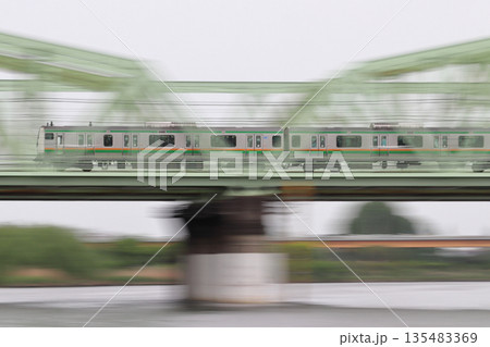 荒川を渡る湘南新宿ラインE233系電車(埼玉県川口市) 荒川を渡る湘南新宿ラインE233系電車(埼玉県川口市) 135483369