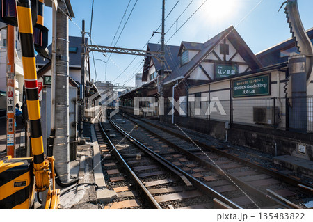 神奈川県藤沢市にある江ノ島電鉄の江ノ島駅の駅舎 神奈川県藤沢市にある江ノ島電鉄の江ノ島駅の駅舎 135483822