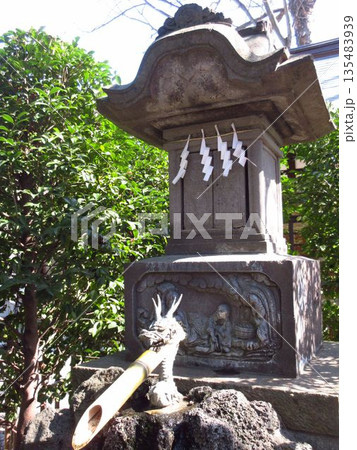 府中市の大國魂神社の境内にある水神社の御神水汲み場 135483939