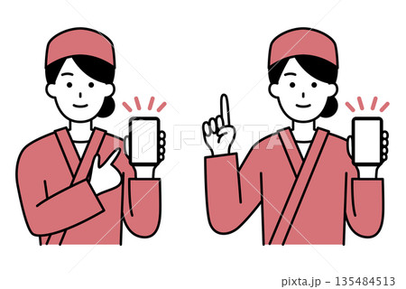 スマホの画面を見せる和食屋の女性店員 セット スマホの画面を見せる和食屋の女性店員 セット 135484513