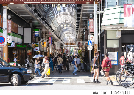 東京の都市風景　浅草・観音通り 135485311