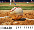 グラウンド上の試合球 135485338