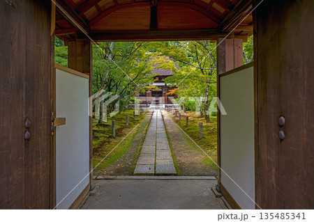 京都 酬恩庵一休寺 参道の中門から本堂を望む 135485341