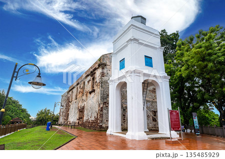 マレーシア マラッカの聖ポール教会跡と灯台の風景 マレーシア マラッカの聖ポール教会跡と灯台の風景 135485929