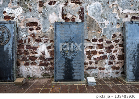 マレーシア マラッカの聖ポール教会跡と灯台の風景 マレーシア マラッカの聖ポール教会跡と灯台の風景 135485930