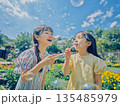 シャボン玉遊びをする姉妹 135485979