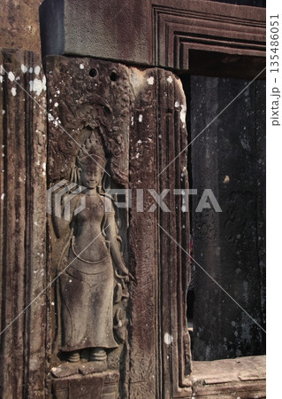 バイヨン寺院のデバター像 135486051