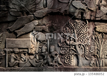 バイヨン寺院の石壁の彫刻 135486052