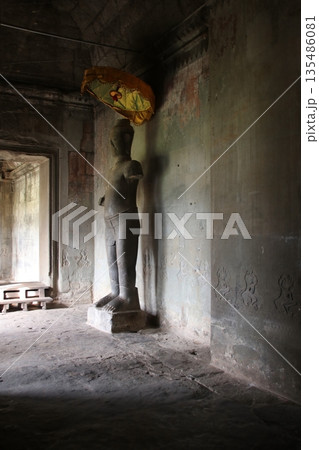 アンコールワットの西塔門の回廊 135486081