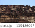 アンコールワットのレリーフ アンコールワットのレリーフ 135486097