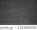 アンコールワットのレリーフ アンコールワットのレリーフ 135486098