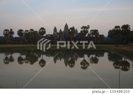 アンコールワットと聖池 135486103
