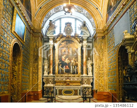 マルタ・ヴァレッタ 聖ヨハネ共同大聖堂の豪華な祭壇と内部 135486112