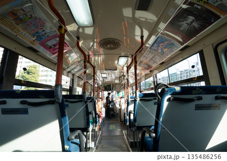 交通バスの車内、バスの座席、民営バス 135486256