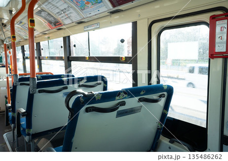 交通バスの車内、バスの座席、民営バス 135486262