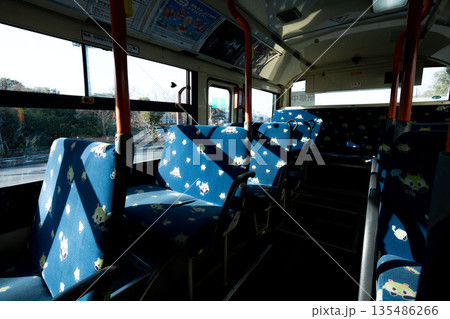 交通バスの車内、バスの座席、民営バス 交通バスの車内、バスの座席、民営バス 135486266