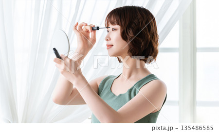 メイクをする女性・美容イメージ 135486585