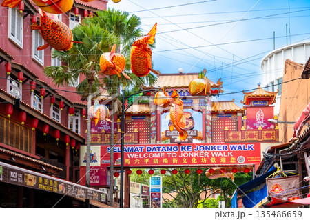 マレーシア マラッカ ジョンカーストリートの入り口と鮮やかな魚のランタン 135486659