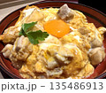 とろとろ卵の親子丼のアップイメージ 135486913