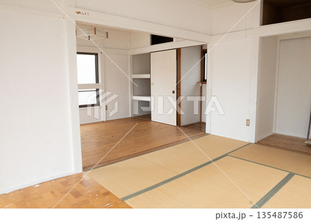 老朽化した日本の和室、リフォーム前の和室、明るい畳の部屋 老朽化した日本の和室、リフォーム前の和室、明るい畳の部屋 135487586