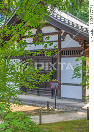 京都 酬恩庵一休寺 青もみじと浴室（重要文化財） 135487775