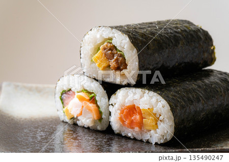 【食べ物素材】恵方巻 【食べ物素材】恵方巻 135490247