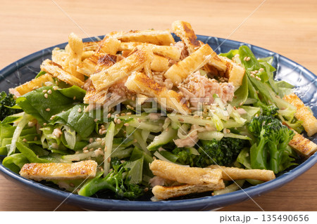 刻み油揚げとツナとレタスのサラダ 135490656