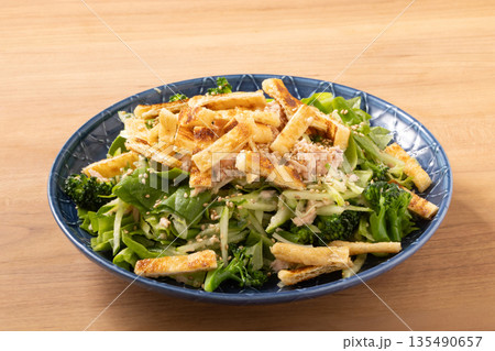 刻み油揚げとツナとレタスのサラダ 135490657