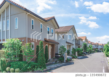 戸建住宅とさわさかな青空 戸建住宅とさわさかな青空 135490672