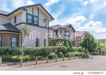 戸建住宅とさわさかな青空 135490677