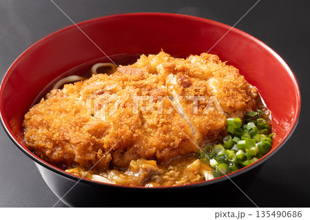カツカレーうどん 135490686