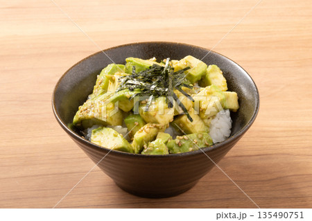 アボカド丼 135490751