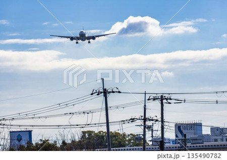 冬の大阪空港（伊丹空港）　着陸中の飛行機　大阪府豊中市 135490782