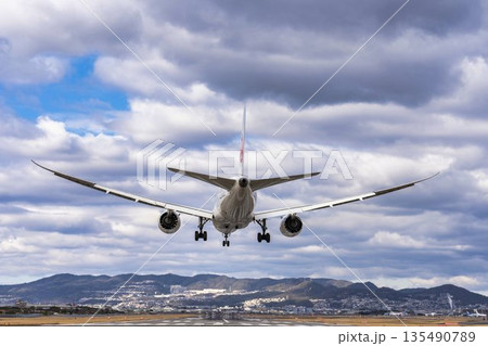 冬の大阪空港（伊丹空港）　着陸中の飛行機　大阪府豊中市 135490789