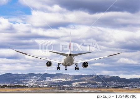 冬の大阪空港（伊丹空港）　着陸中の飛行機　大阪府豊中市 135490790