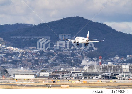 冬の大阪空港（伊丹空港）　着陸中の飛行機　大阪府豊中市 135490800