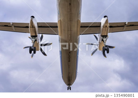 冬の大阪空港（伊丹空港）　着陸中の飛行機　大阪府豊中市 135490801