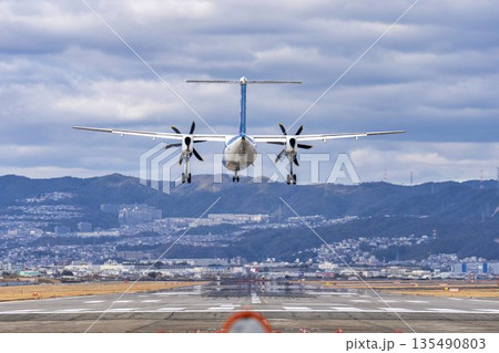 冬の大阪空港（伊丹空港）　着陸中の飛行機　大阪府豊中市 135490803