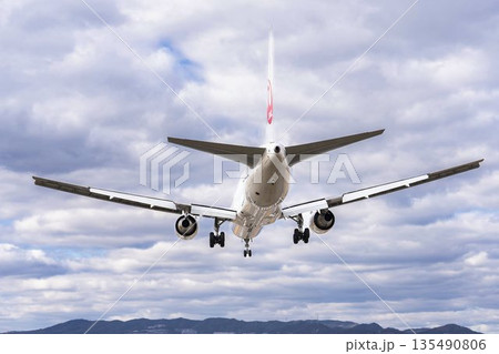 冬の大阪空港（伊丹空港）　着陸中の飛行機　大阪府豊中市 135490806