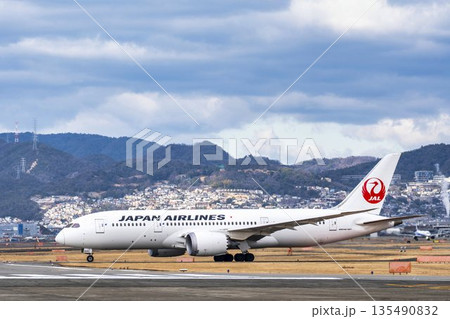 冬の大阪空港（伊丹空港）　タキシング中の飛行機　大阪府豊中市 135490832