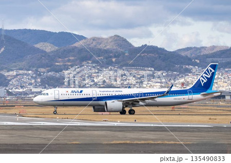 冬の大阪空港(伊丹空港) タキシング中の飛行機 大阪府豊中市 冬の大阪空港(伊丹空港) タキシング中の飛行機 大阪府豊中市 135490833