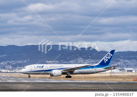 冬の大阪空港（伊丹空港）　タキシング中の飛行機　大阪府豊中市 135490837