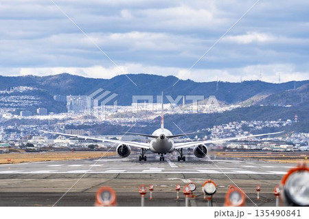 冬の大阪空港（伊丹空港）　離陸中の飛行機　大阪府豊中市 135490841