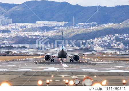 冬の大阪空港（伊丹空港）　離陸中の飛行機　大阪府豊中市 135490843