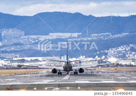冬の大阪空港（伊丹空港）　離陸中の飛行機　大阪府豊中市 135490845