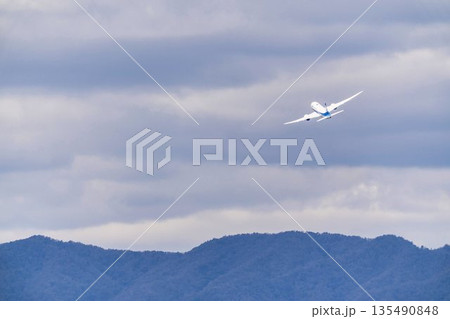 冬の大阪空港（伊丹空港）　離陸中の飛行機　大阪府豊中市 135490848